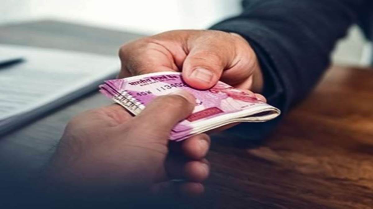 lekhpal arrested for taking bribe in pratapgarh by anti corruption team of lucknow