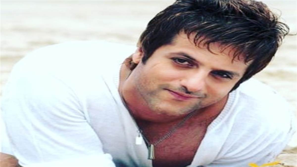 https://www.jagranimages.com/images/newimg/21062022/21_06_2022-fardeen_khan_waiter_22822659.jpg