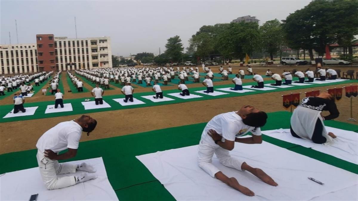 https://www.jagranimages.com/images/newimg/21062022/21_06_2022-yoga_in_meerut_22822428.jpg