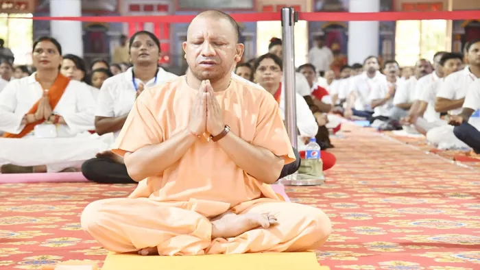 CM Yogi Adityanath On Yoga Day 2023: गोरखनाथ मंदिर में सीएम योगी ने किया योग