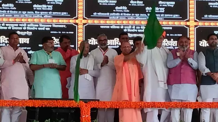 जनसभा के दौरान परिवहन निगम की नई बस सेवाओं का हरी झंडी दिखाकर संचालन शुरू कराते सीएम योगी आदित्यनाथ।