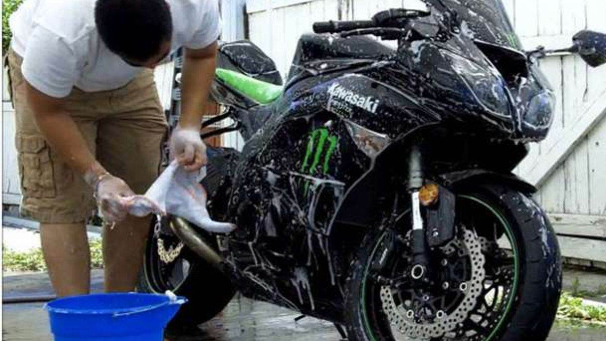 https://www.jagranimages.com/images/newimg/21062023/21_06_2023-motorcycle_care_tips__23447929.jpg