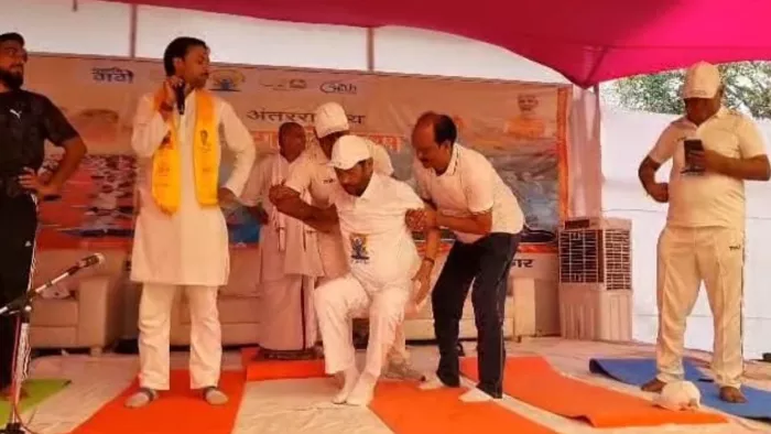 हाजीपुर में योग करने के दौरान मंच पर गिरे केंद्रीय मंत्री पशुपति कुमार पारस