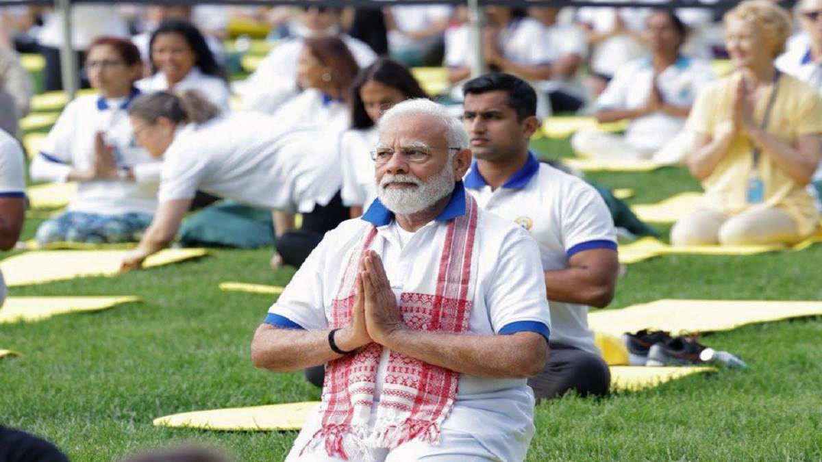 https://www.jagranimages.com/images/newimg/21062023/21_06_2023-pm_modi_un_yoga_1200_23448246.jpg