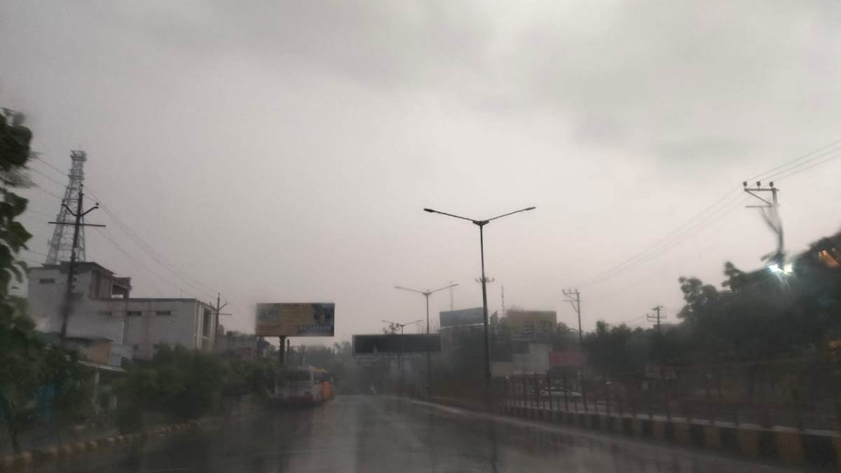 UP Weather Alert यूपी के 20 से अध‍िक शहरों में सुबह से झमाझम बार‍िश ने