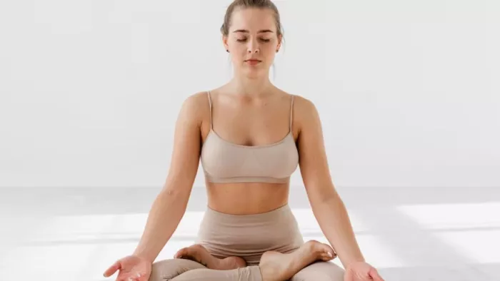 Yoga for Glowing Skin: चेहरे की चमक बढ़ाने के लिए करें ये योगासन