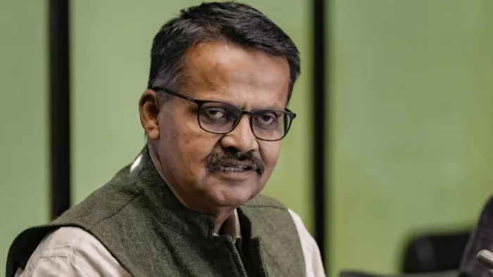 नई लोकसभा का प्रथम सत्र शुरू होने से पहले ही सरकार और विपक्ष के बीच सियासी तलवारें खींच गई हैं।