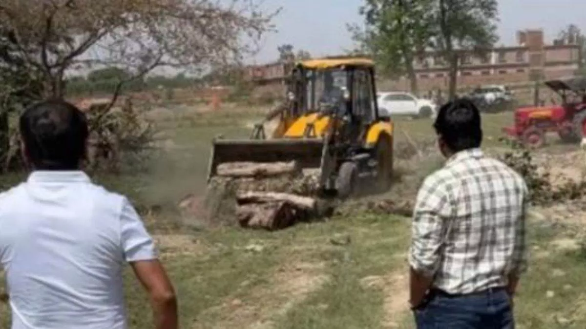 Chakbandi in UP : यूपी के इस जिले में चकबंदी अधिकारी नौकरी की आड़ में कर रहा था यह काम, किसानों ने खोल दी पोल...