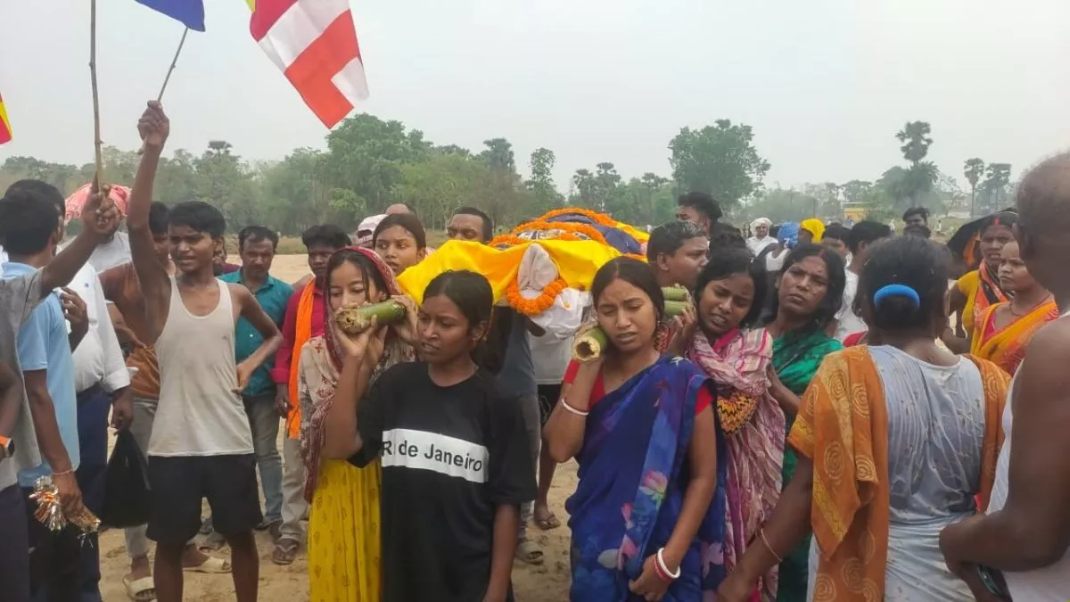 जब बेटियों ने प्रिंसिपल पिता की अर्थी को दिया कंधा, हिंदू रीति-रिवाज से किया दाह-संस्कार; हर तरफ हो रही चर्चा