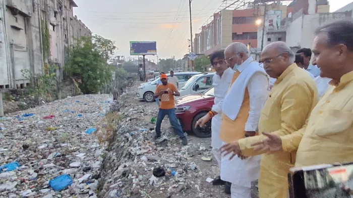 शहर के नालों का हाल जानने निकले अधिकारियों के साथ प्रभारी मन्त्री धर्मपाल सिंह -जागरण