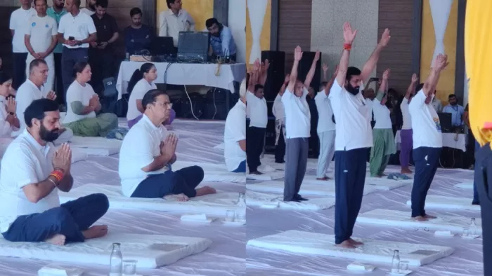 Haryana Celebrating Yoga Day 2024 Live: हरियाणा के सीएम नायब सिंह सैनी ने किया योग।