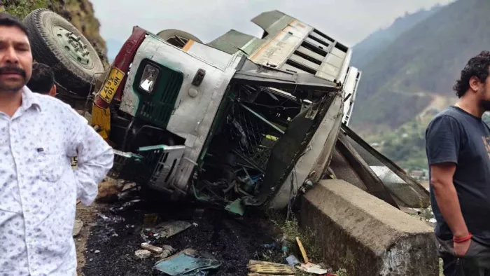 Himachal Accident News: हिमाचल में पलटी बस, चार लोगों की मोत।