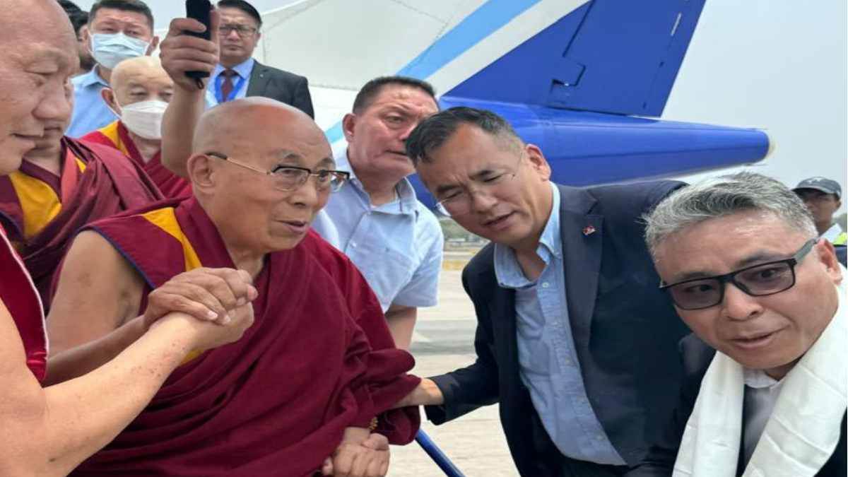 Himachal News: घुटने की सर्जरी के लिए अमेरिका रवाना हुए दलाई लामा, दिल्ली  में रुकेंगे आज, कांगड़ा एयरपोर्ट पर सैकड़ों श्रद्धालु उमड़े - Himachal News  Dalai ...