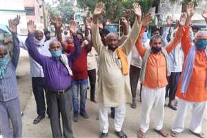 पेट्रोल-डीजल के बढ़े दामों से नाराज किसानों का विरोध-प्रदर्शन