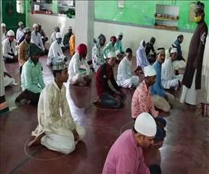 मानिकपुर के सुभाषनगर स्थित मस्जिद में नमाज पढ़ते लोग। जागरण