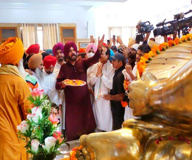 नवजोत सिद्धू ने अमृतसर में दिखाई ताकत, कांग्रेस के 83 विधायकों में से 62 आए साथ, कमजोर पड़े कैप्टन