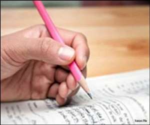 मुख्य परीक्षाओं के लिए बनाए गए परीक्षा केंद्रों में गड़बड़ियां सामने आने लगी हैं।