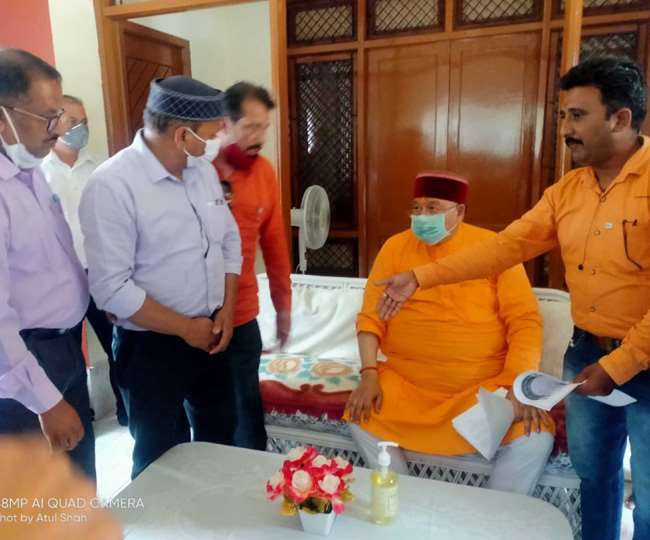 पर्यटन मंत्री को बदरीनाथ में नमाज पढ़ने पर आपत्ति जताते हुए कार्रवाई की मांग करते हिंदू संगठन के नेता।