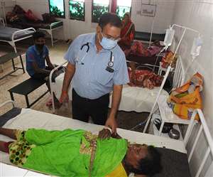 जिला पुरुष अस्पताल के वार्ड में भर्ती डायरिया की शिकार महिला का हालचाल लेते डा.आरएस प्रजापति