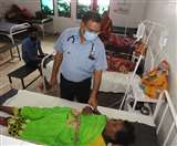 जिला पुरुष अस्पताल के वार्ड में भर्ती डायरिया की शिकार महिला का हालचाल लेते डा.आरएस प्रजापति