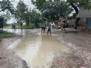 खागा किशुनपुर मार्ग पर बारिश का भरा पानी