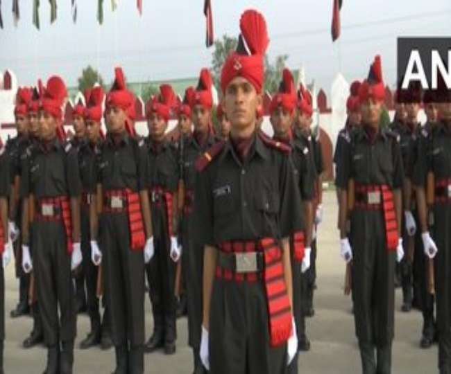 जैकलाइ रेजिमेंटल सेंटर के कमांडेंट सुमेश सेठ ने परेड की सलामी ली।