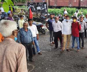 सिग्नल कारखाना में सभा को संबोधित करते नरमू के महामंत्री केएल गुप्त । सौ नरमू!