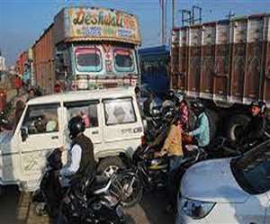 खोदाई से एक तरफ की सड़क बंद हो गई