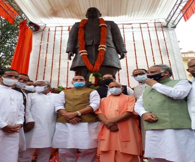राजनाथ ने कहा, यूपी में भाजपा को सत्ता के गलियारे में स्थापित करने में बाबूजी की बड़ी भूमिका रही है।