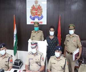 बदमाश प्रभात शर्मा के बारे में प्रेसवार्ता के दौरान जानकारी देते आला अधिकारी।