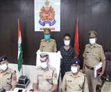 बदमाश प्रभात शर्मा के बारे में प्रेसवार्ता के दौरान जानकारी देते आला अधिकारी।