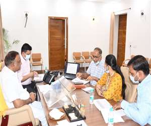 आगरा नगर निगम में महापौर नवीन जैन।