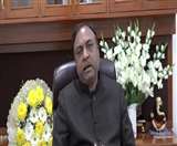 एमजी रोड के सौंदर्यकारण की जानकारी देते मेयर आगरा नवीन जैन।