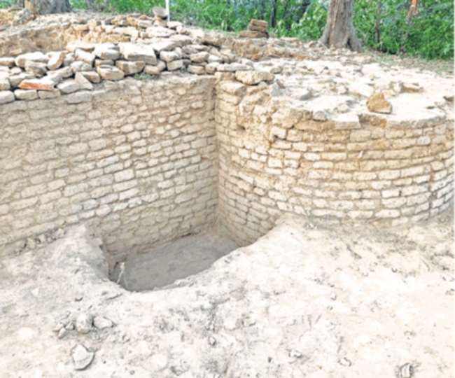 इतिहासविदों ने माना है कि हर टीले में इतिहास दफन है।