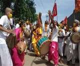 गोवर्धन में पिछले कई वर्षों से दो मुड़िया शोभायात्रा निकलती हैं। फाइल फोटो