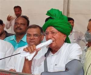 टिकरी बॉर्डर के आंदोलनस्&zwj;थल पर पहुंच कर संबोधित करते हुए हरियाणा के पूर्व सीएम ओपी चौटाला