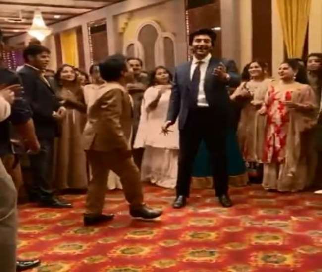 Rajpal Yadav और मिज़ान जाफरी ने किया धमाकेदार नागिन डांस, देखें वायरल वीडियो - Rajpal Yadav and Meezaan Jaffrey did a scintillating Naagin dance, watch viral video Rajpal Yadav और मिज़ान जाफरी ने किया धमाकेदार नागिन डांस, देखें वायरल वीडियो - Rajpal Yadav and Meezaan Jaffrey did a scintillating Naagin dance, watch viral video