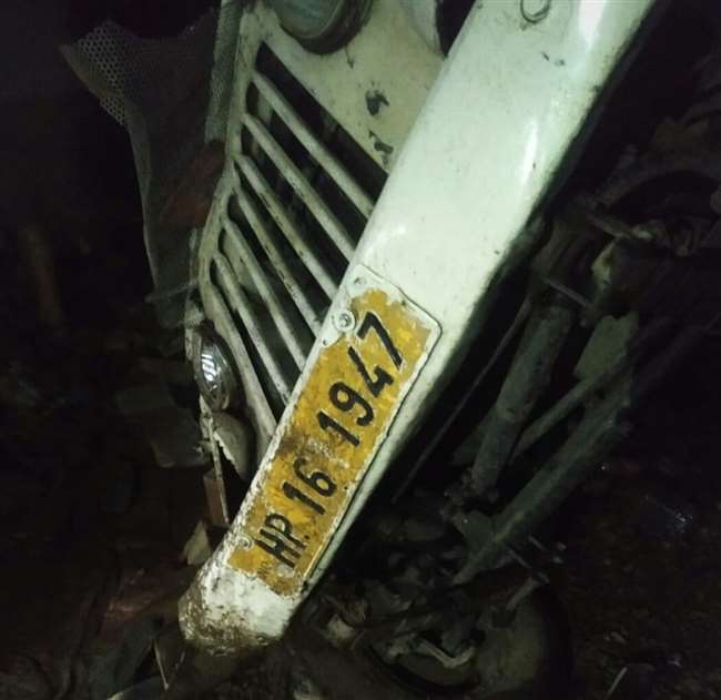 राजधानी शिमला के ढली थाना के तहत जुंगा इलाके में राशन से लदी एक पिकअप खाई में जा गिरी।
