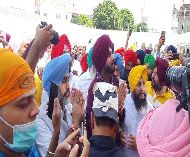 पंजाब कांग्रेस अध्यक्ष नवजोत सिंह सिद्धू श्री दरबार साहिब में नतमस्तक होने के लिए पहुंचे। (एएनआइ)