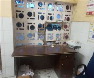 चरगांवा में टूटी हुई रजिस्ट्रेशन काउंटर की खिड़की, जागरण।