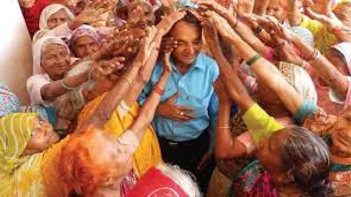 dr arvind goyal serves the people living in old age homes like parents