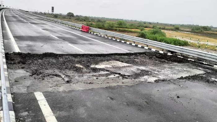 जालाैन में बुंदेलखंड एक्सप्रेस वे बारिश में धंस गया।