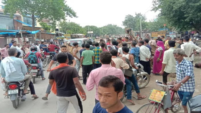 अलीगढ़ में बिजली के खंभे में आए से घोड़ी की मौत के बाद ग्रामीणों ने लगाया जाम। फोटो : जागरण
