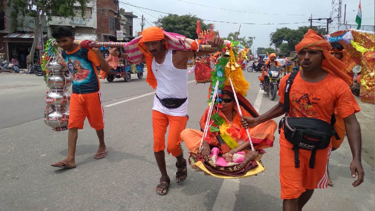 four youths of bareilly reached badaun to take gangajal after sitting 94 year old mother in kanwar