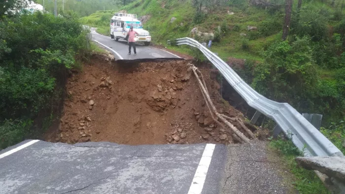 Uttarakhand Weather: गैरसैंण के कालीमाटी में सड़क का एक हिस्सा बह गया है।