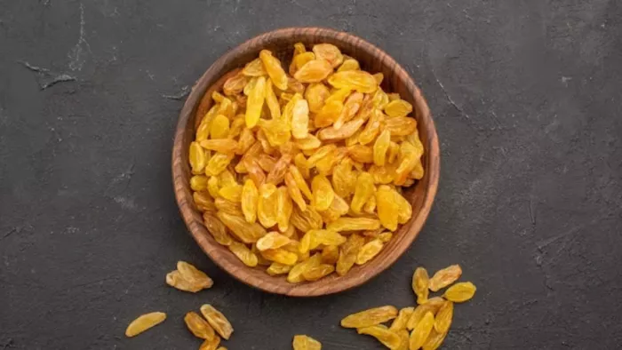 Raisin Water Benefits: किशमिश का पानी पीने के फायदे जानकर हो जाएंगे हैरान