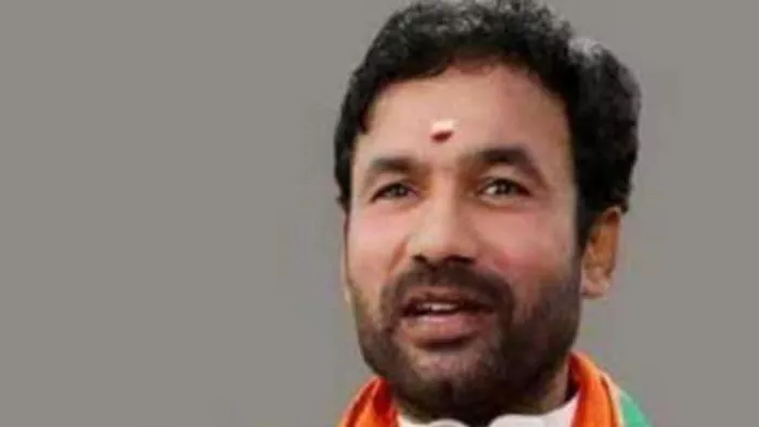 भाजपा नेता नहीं माने तो पुलिस ने केंद्रीय मंत्री और अन्य भाजपा नेताओं को धरना स्थल से हिरासत में लिया।