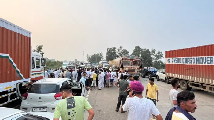 मृतक के परिजनों ने हाईवे पर लगाया जाम