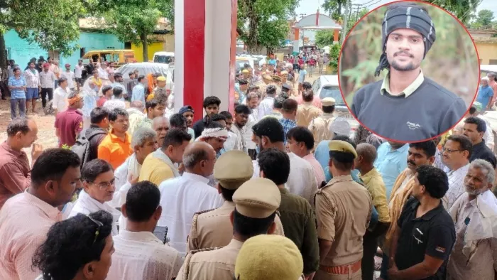 बांसडीह में युवक की हत्या के बाद घटनास्थल जुटी भीड़। (इनसेट में मृतक रोहित पांडेय) जागरण