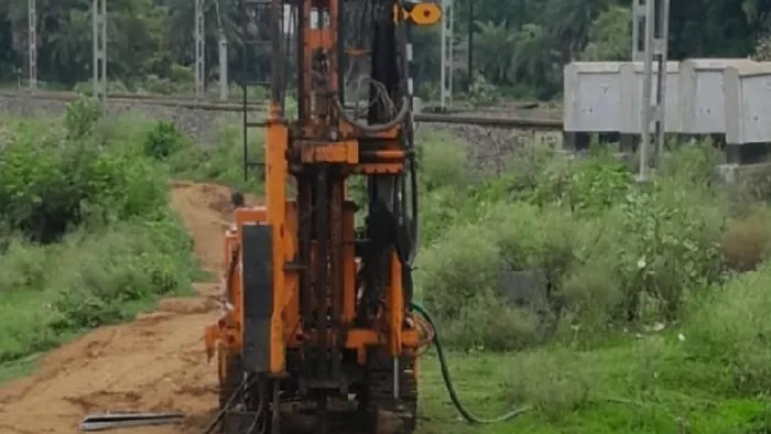 हंसडीहा में मिट्टी जांच करते मशीन। फोटो- जागरण